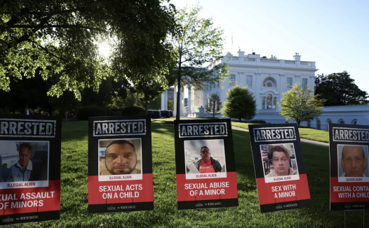 白宫草坪惊现“罪犯展”!特朗普上演“百日清理”:驱逐14万无证客+吊销4000名留学生签证!